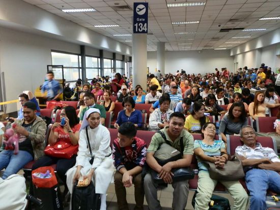 Viele Flieger hatten Verspätung und die Halle wurde immer voller!