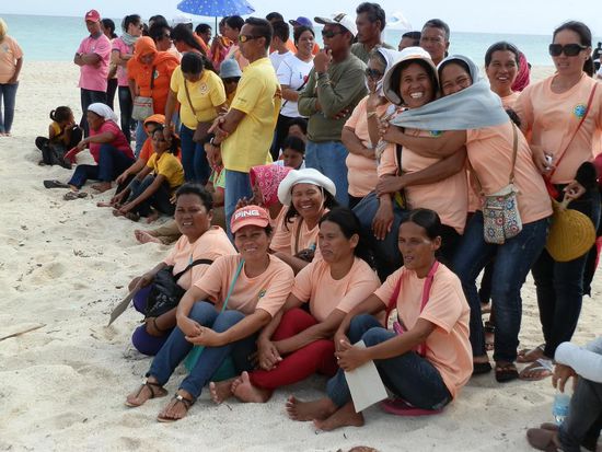 Gute Laune haben sie alle...obwohl sie in der Sonne ausharren müssen