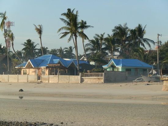 Das Bahay Kubo - Hatte den Taifun, bis auf die Fenster und ein Dachteil, gut überstanden