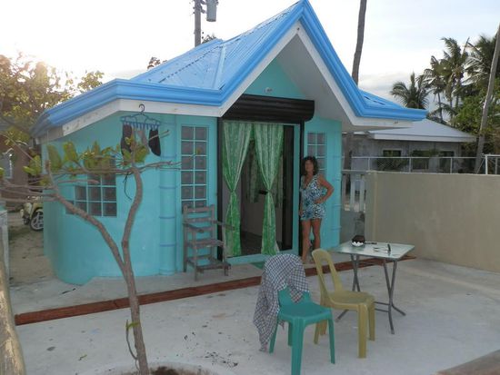 Dieses Häuschen haben wir nun für die nächsten vier Wochen gemietet
Es hat den Taifun nahezu komplet überstanden, bis auf das große Fenster    
Ich glaube auf dieser Insel hat kaum ein Fenster überlebt!