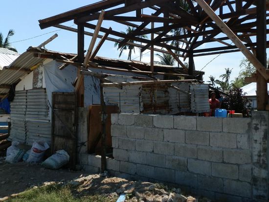 Nur ein kleiner Teil der Häuser wurde aus den Trümmern überdacht
Der Rest muss warten bis Geld da ist - aber wie und woher?