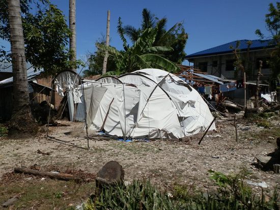 Manche leben immer noch in den Zelten, die ihnen letztes Jahr gestellt worden waren
Aber auch die halten nicht mehr lange
Andererseits sind die meisten hier so eingestellt...was kümmert mich Morgen, heute hab ich doch alles
