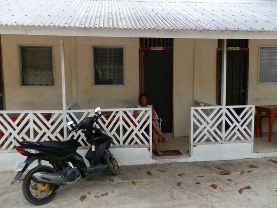 VORHER
So sah unsere Unterkunft im Suger Beach Resort noch vor zwei Jahren aus