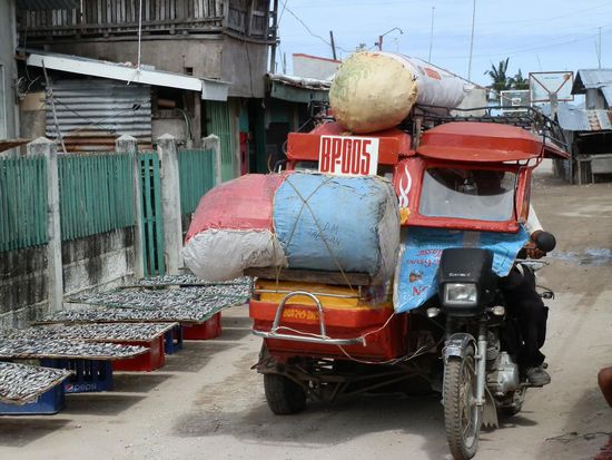 Mitten durch ein kleines Fischerdorf