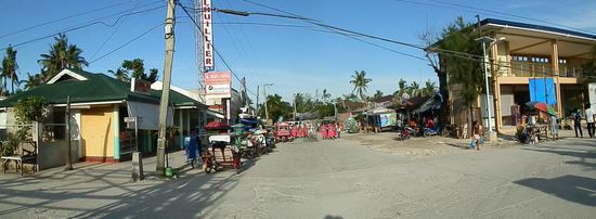 Rechts an der Ecke gibt es noch die Bäckerei und links ist ein neuer Markt errichtet worden