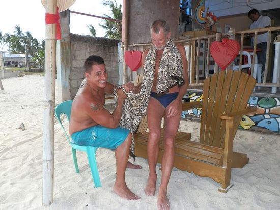 Einer leidet während der andere sich freut
KNACK, KNACK!!!