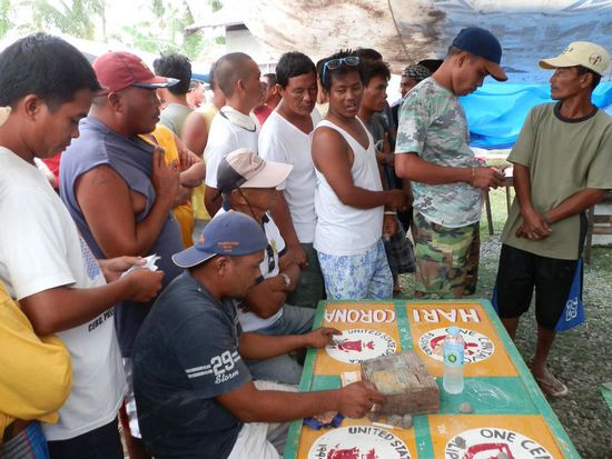 Sonntag! Hahnenkampf
Wir waren allerdings zu spät und die Kämpfe schon zu Ende
Danach gab es dann aber Wettspiele