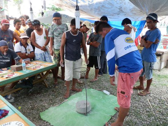 Die Leute hier stehen voll drauf 
Drei Münzen werden von oben auf ein Stein geworfen und wenns klappt sollten sie auf dem Stein zum erliegen kommen
