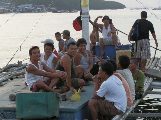Auch am späten Abend noch voller Leben
Die einen bringen dem Fisch...