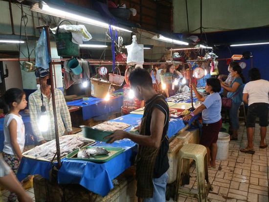 Nach Sonnenuntergang gehts in der Stadt weiter