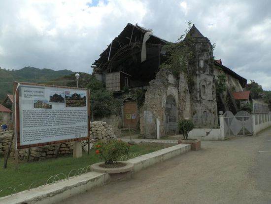 Das erste was man sieht ist die Kirche die im Jahr 2013 dem Erdbeben zum Opfer gefallen war