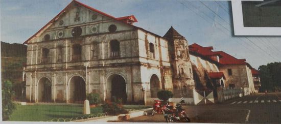 So sah sie noch vor dem aus!!!
Ich glaube das war die älteste Kirche der Philippinen - von Anno 1632
