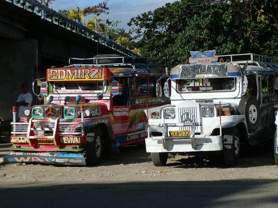 Hier warten die farbenprächtigen Jeepneys auf ihren Einsatz 