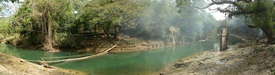 Rechts eine alte Brücke...auch durch das Erdbeben zerstört