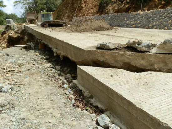 Wie die meisten Brücken und Straßen auf Bohol hatte das Erdbeben auch diese Strecke auseinander gerissen
Die meisten sind aber schon wieder erneuert
