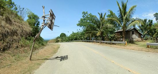 Sowas sieht man auf der Straße und fragt sich...he was stimmt denn hier nicht?
Ja, ein Basketballkorb aber keine Spielfläche...