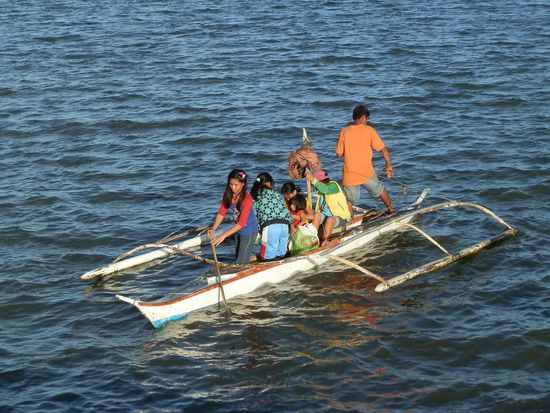Eine Familie auf dem Weg nach Hause...