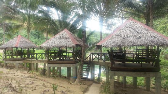 Schön haben die es hier aufgebaut und sehr gepflegt 
Picknickhütten