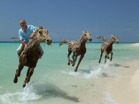 Langeweile gab es hier nie!
Hier wurde für - keine Ahnung was - fotographiert
Diese Pferde wurden aus Baumwurzeln gemacht, eine wundervolle und erstaunliche Arbeit 