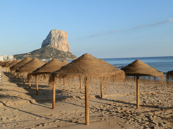 Nach getaner Arbeit noch ein wenig die Aussichten genießen 
Calpe mit Blick auf den Ifach 
Der Strand vor Calpe Stadt