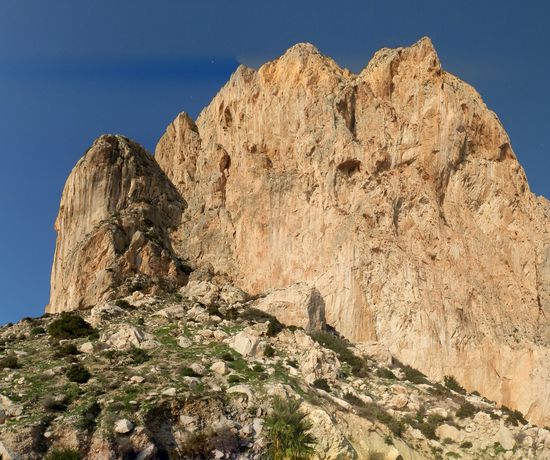 Von jeder Seite sehenswert und mit 350 m höhe nicht gerade ein Zwerg!