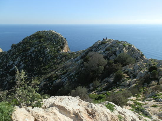 Diesen schmalen Felsgrat kann man von unten gar nicht so erkennen
