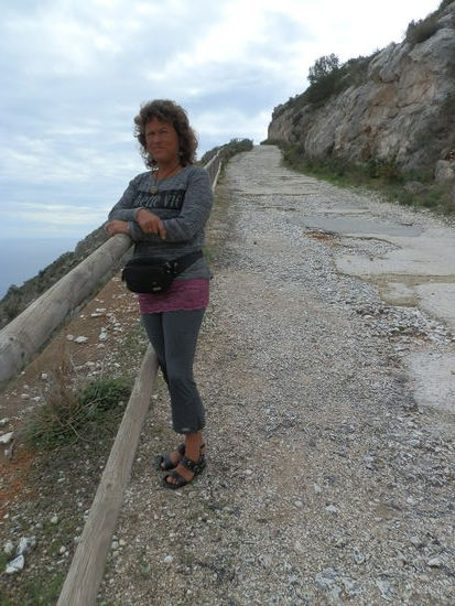 Neun Kilometer bis dahin war uns dann doch zu weit
Also ab ins Auto  - doch den letzten Kilometer mussten wir dann doch zu Fuß hinauf