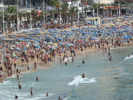Und es war Sonntag, strahlend blauer Himmel und halb Spanien hier am Strand