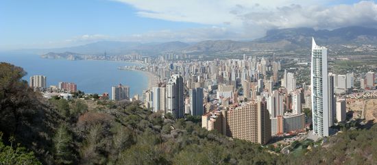 Schon sind wir oben und können noch mal auf Benidorm hinunterblicken