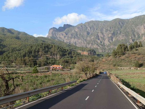 Die letzten einundhalb Kilometer muss man allerdings auf der Straße wandern
Nicht ganz so toll - es hätte bestimmt auch einen anderen Weg gegeben