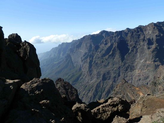 Um jeden Fels herum eine andere Aussicht
Heute war es sehr windig und kalt