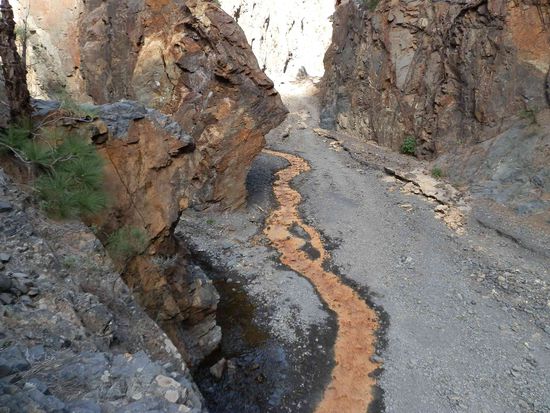 Wir sind nach über einer Stunde endlich unten angekommen
Der rote Fluss