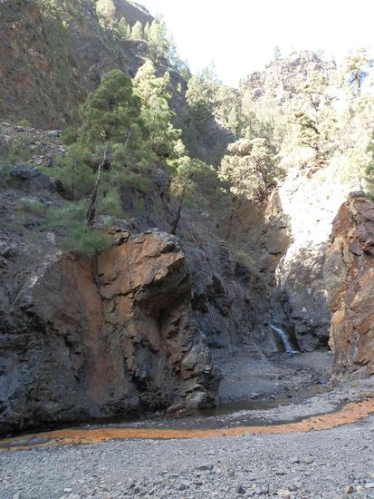 Der erste Wasserfall
Nicht weil es keine anderen gibt, sonder die anderen sind trocken