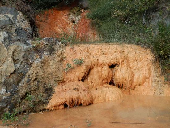 Ablagerungen aus dem roten Fluss