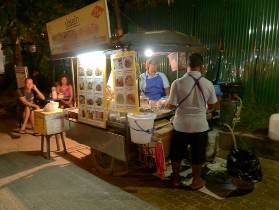 Und was leckers essen!!! Nun ist der Appetit auch wieder da 
Meistens gibt es an den Ständen das beste Essen
An den Ständen und in kleinen Essstübchen kostet ein Essen 40 - 100 Bath
In den Restaurants, wo es schon europäisiert verändert gereicht wird, das 2 - 3 Fache