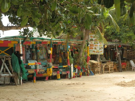 Viele kleine Restaurants. Sehr hübsch anzusehen. Hier werden die Touristen mit Booten hergefahren, somit eher mittlere Preiskategorie