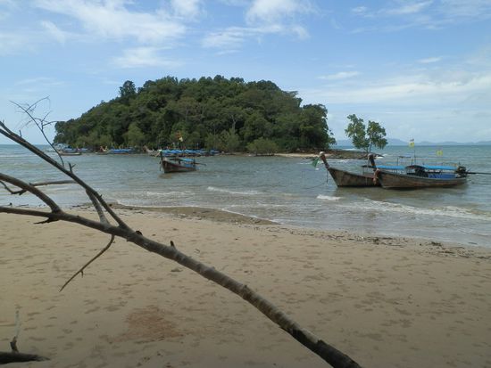 Sie kleine vorgelagerte Tup Island. Auf einem Sandstreifen kann man diese bei Ebbe erreichen