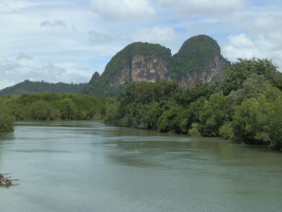 Auf dem Weg zurück - Flussläufe und im Hintergrund einer der vielen Karstfelsen 
Sowohl im Wasser als auch auf Land - wir lieben diese Felsen, sie haben sowas Mystische an sich 