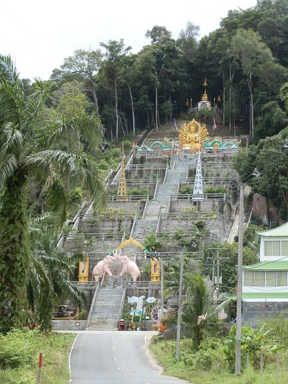 Von Krabi aus, kurz vor Ao Nang
Wie solls anders sein - mein Bossi muss da rauf 