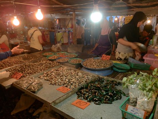 Diese Nettigkeiten können wir leider nicht mitnehmen
Wir haben keine Küche - obwohl wir könnten die natürlich zubereiten lassen aber ich glaube das ist hier in Ao Nang nicht so üblich