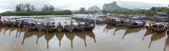 In der Flussmündung vor dem Jettypoint. Von hier gehen auch die Boote nach Phuket, Phi Phi und sonst wohin