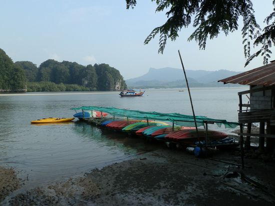 Eine Stunde später und um 500 Bath erleichtert began hier unsere Kayaktour