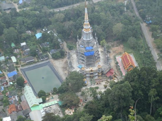 Einmal von oben herab
Am Fusse des Bergeswird gerade ein neuer Tempel errichtes