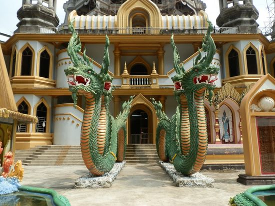 Der Eingang zu dem Neuen Tempel am Fusse des Berges