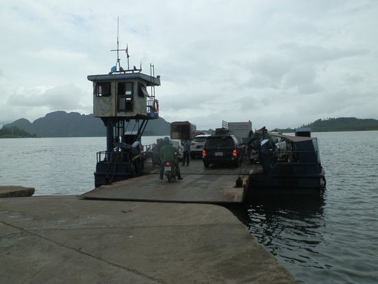 Die erste Fähre Richtung Ko Lanta Noi - Die kleinere von den Beiden