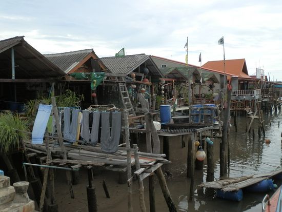 Am Fluss gibt es viele Häuser die in den Fluss hinein gebaut wurden
Die meisten davon sind mittlerweile Restaurants