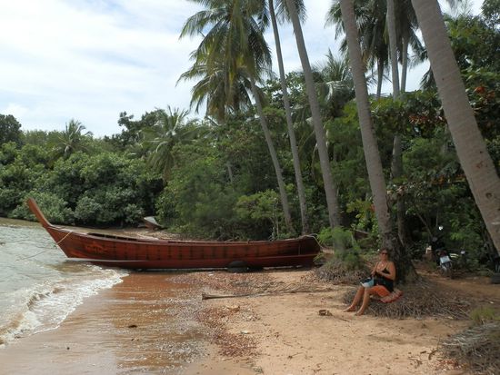 Kleine, fast einsame Strände mit einem Bootsbauer im Hintergrund