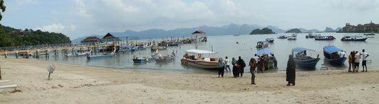 Und die Bucht von wo aus die Four Island Touren abgehen, liegt ebenfalls im Süden der Insel
Hier kann man am Morgen ganz nett Frühstücken und dem Treiben zu sehen