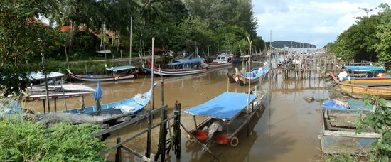 Ein Flusslauf in der Nähe der Chenang Beach