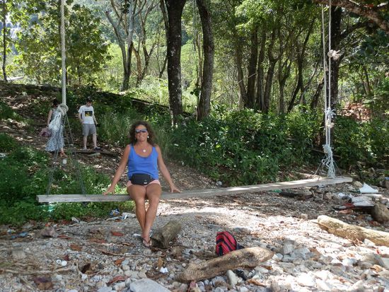 Gegenüber dem Wasserfall an der Tengkorak Beach 
Schaukeln ohne sich fest zuhalten - geht gar nicht !!!